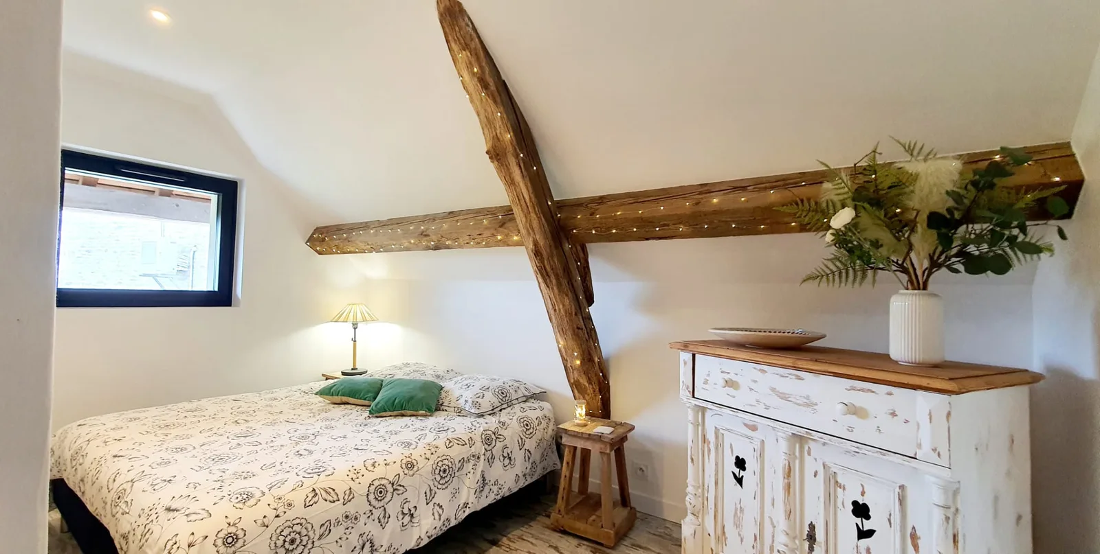 Appartement chambre lit poutres