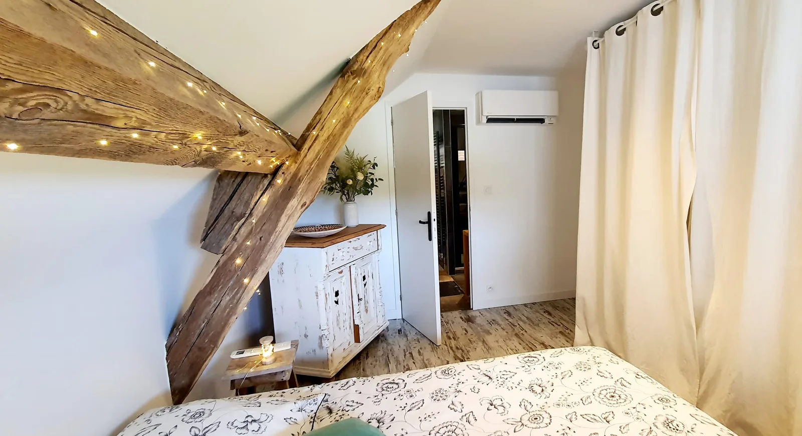 Chambre poutres commode ancienne