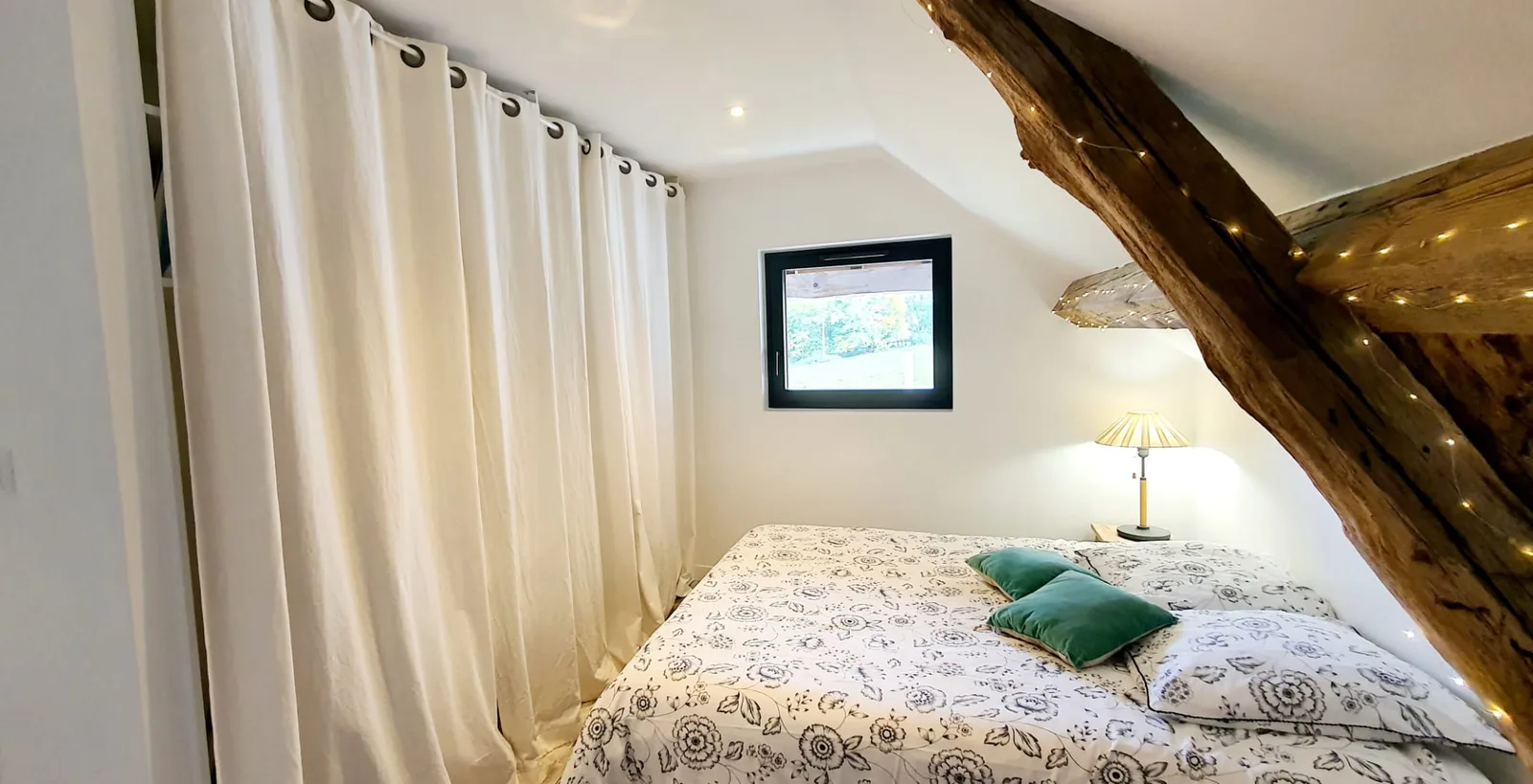 Chambre lit rideaux poutres