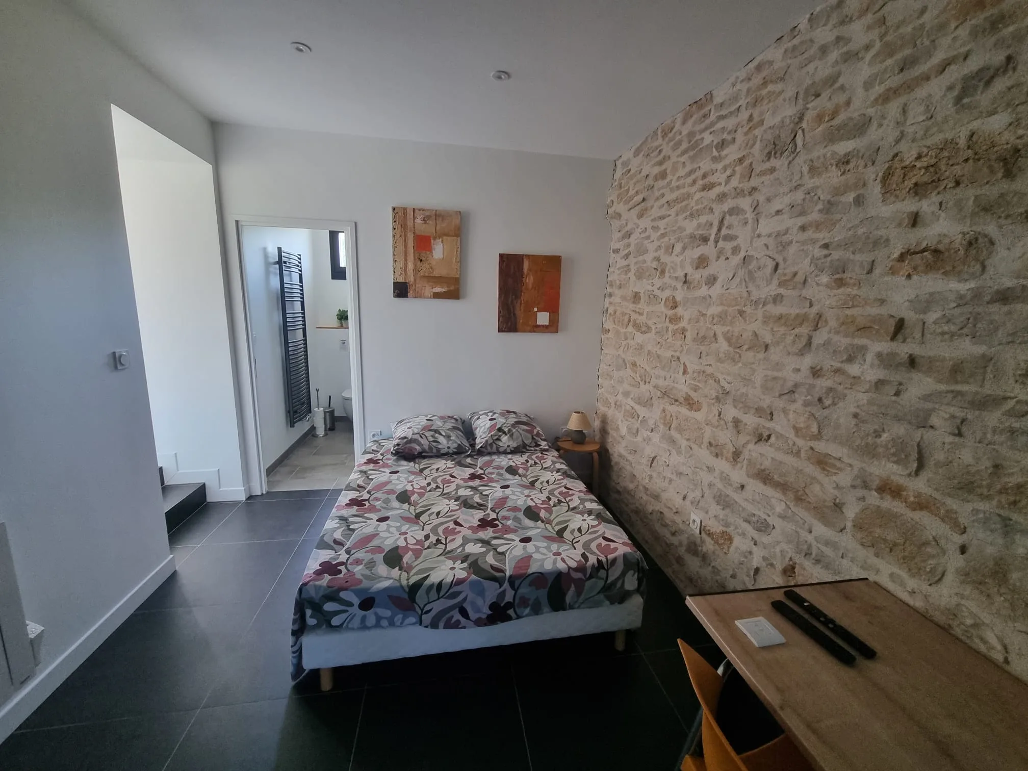 Vue d'ensemble chambre multicouchage — poêle à bois et cloison
