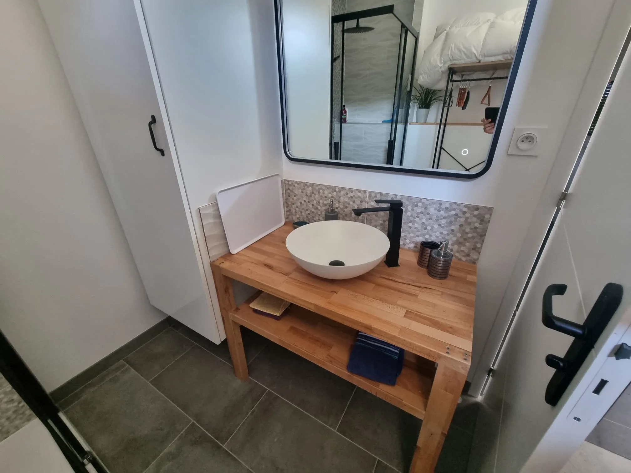 Lit double housse fleurie mur pierre