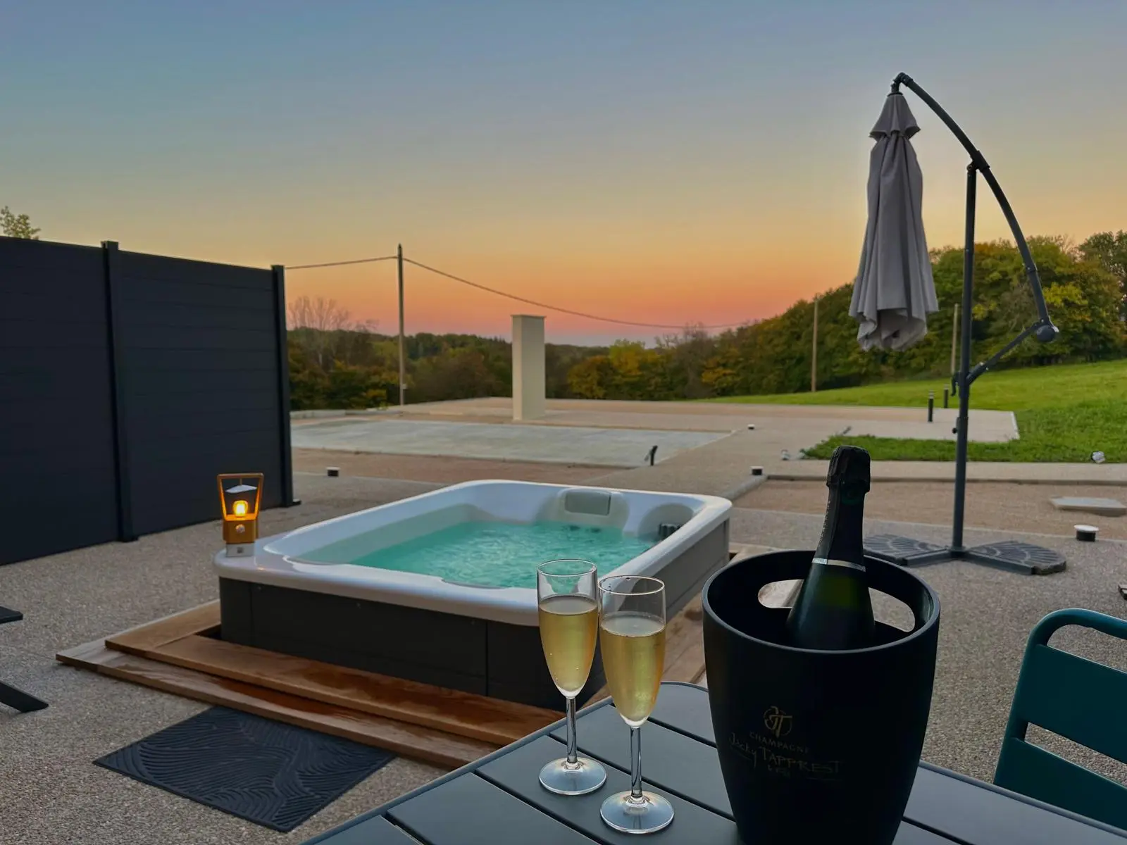 Chambre avec spa privatif jacuzzi coucher de soleil