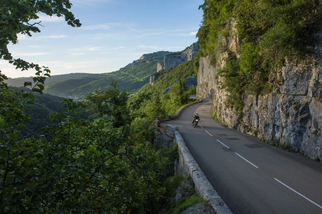 Motard dans les gorges de Nouailles — routes du Doubs