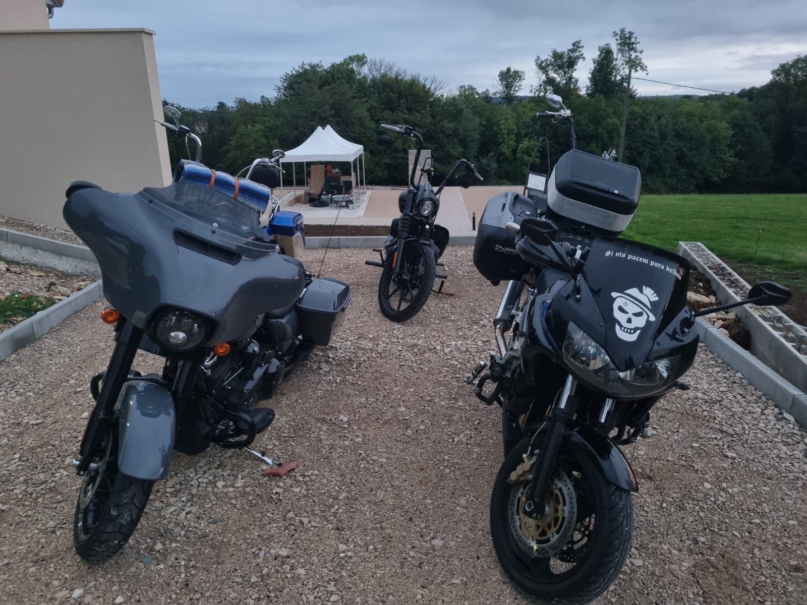 Parking motos jour vue prairie