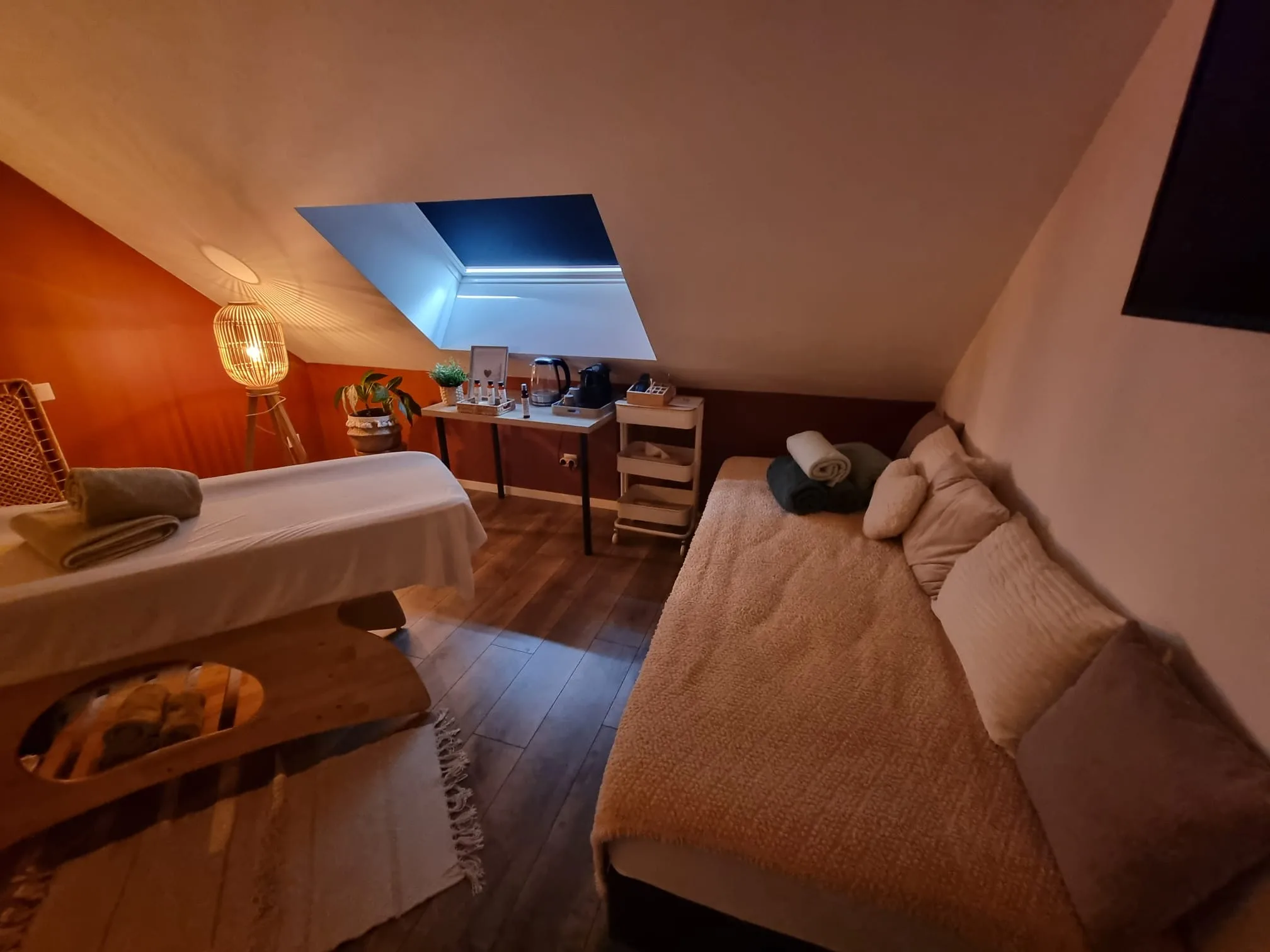 Salle massage table canapé climatisation