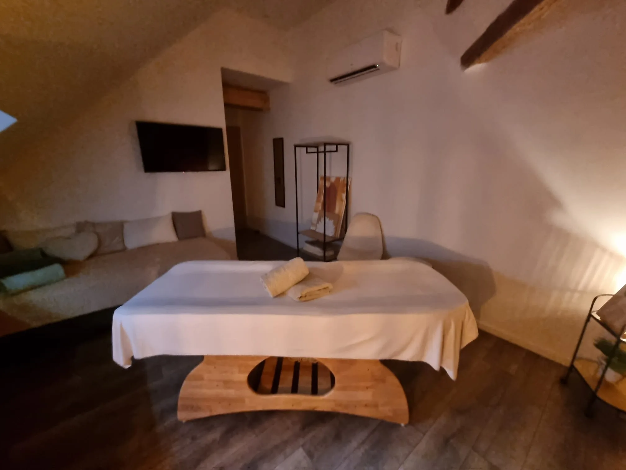Table de massage et coin canapé détente