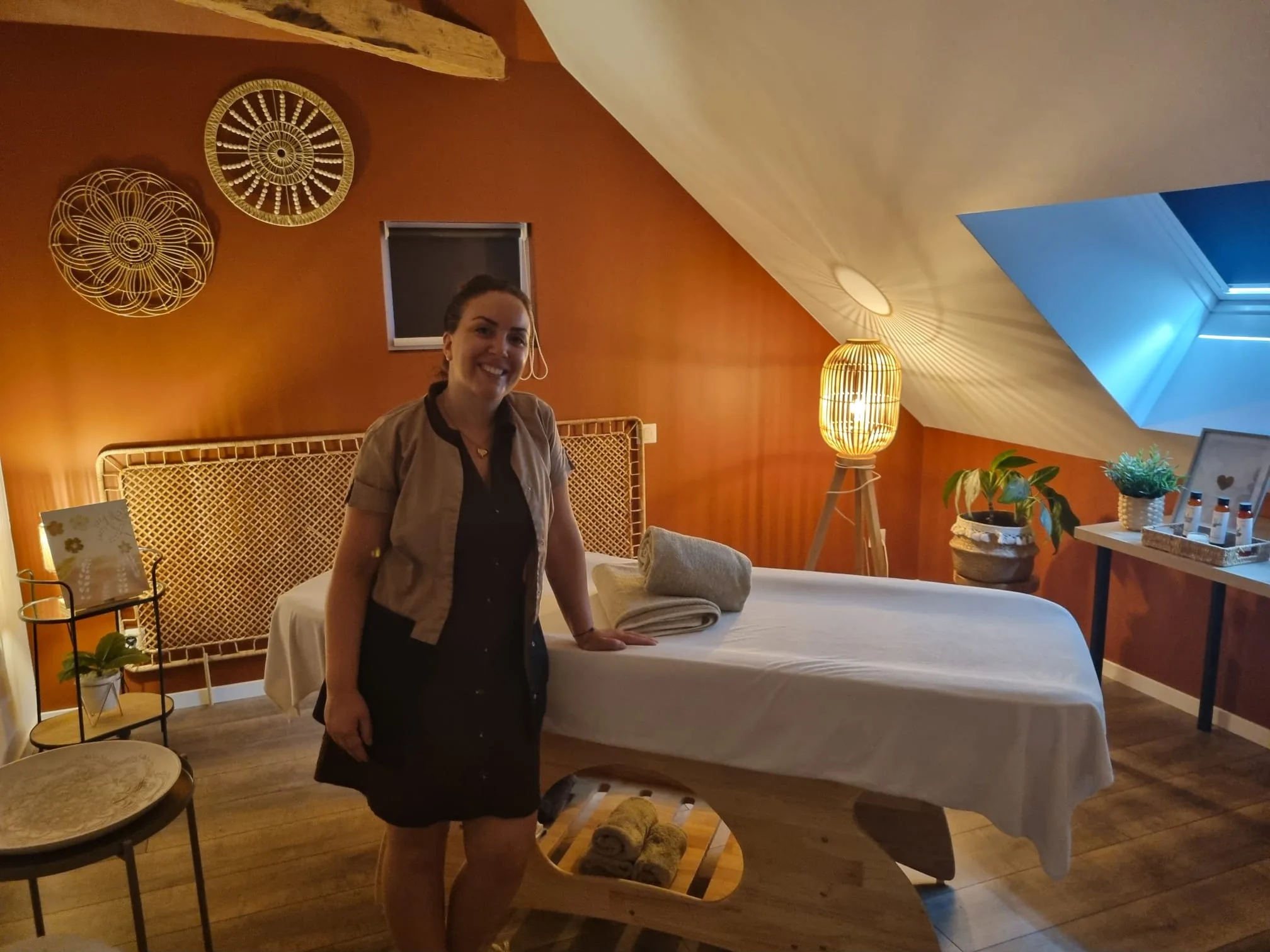 Salle de massage Les Rubys mur terracotta lampe bambou poutres