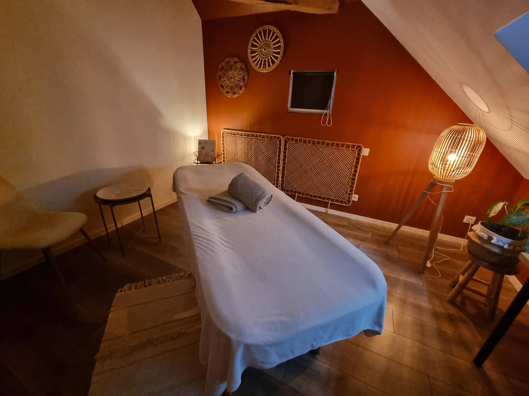 Vue ensemble salle massage canapé TV