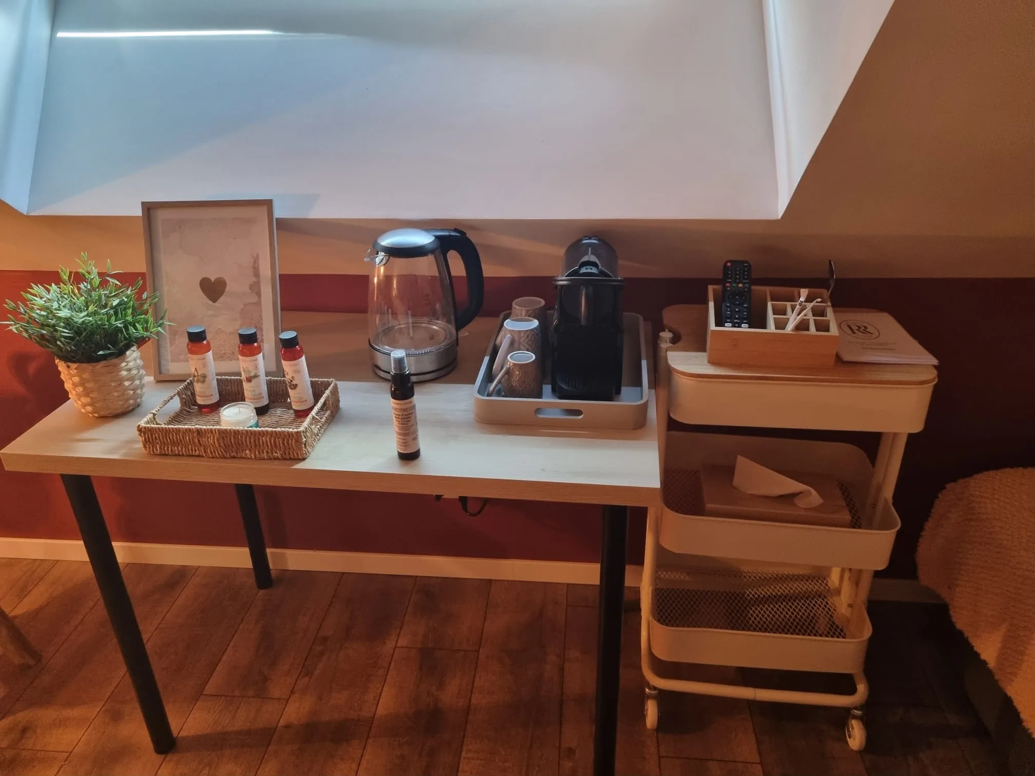 Salle massage vue large deux tables velux mur terracotta