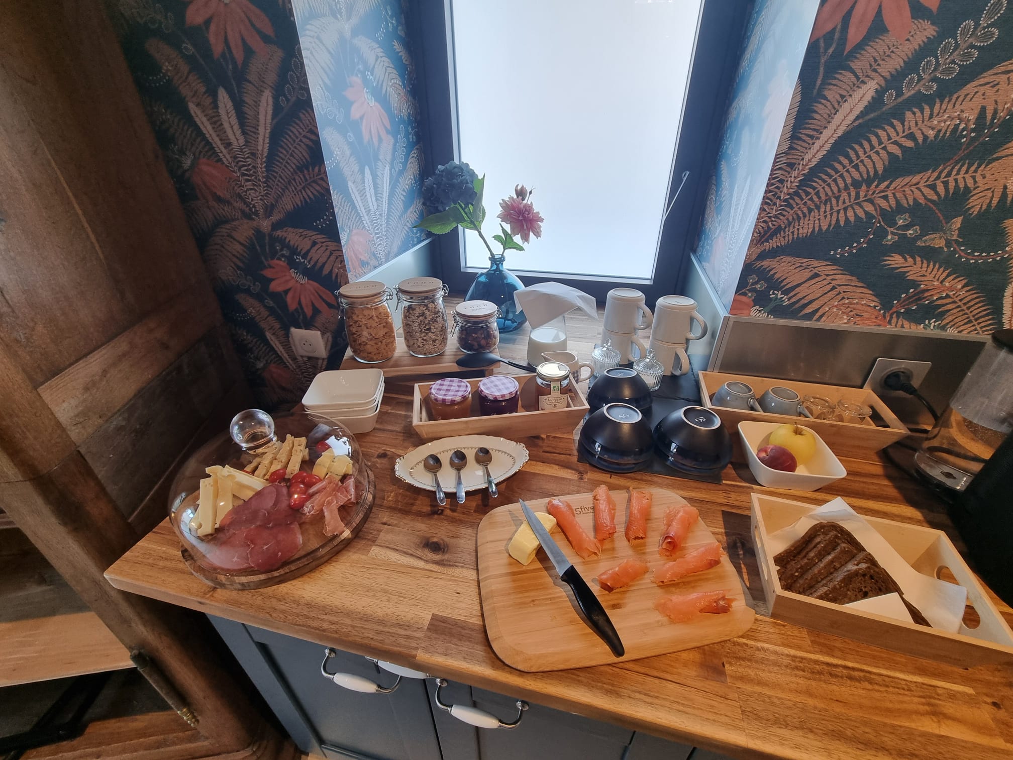 Petit-déjeuner maison produits locaux