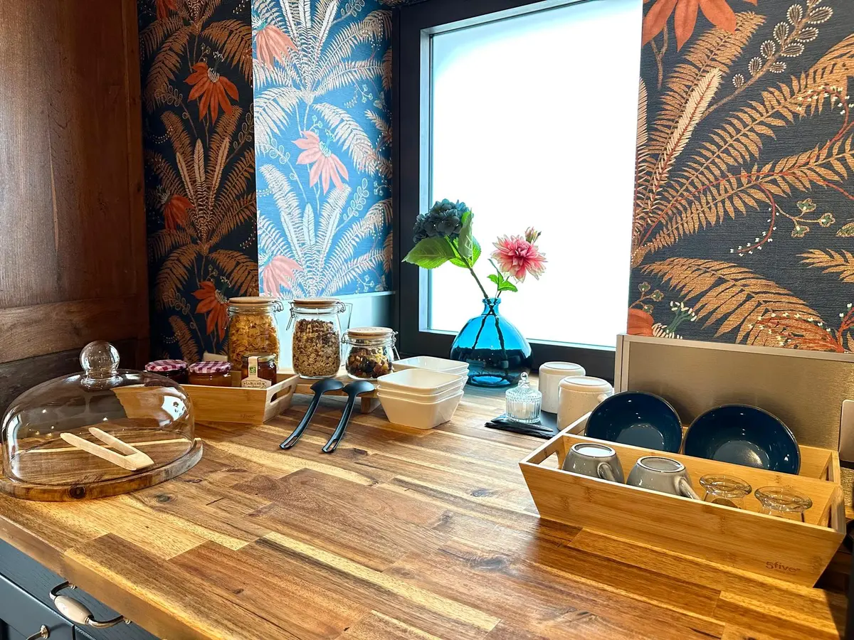 Salle petit-déjeuner chaises bleues