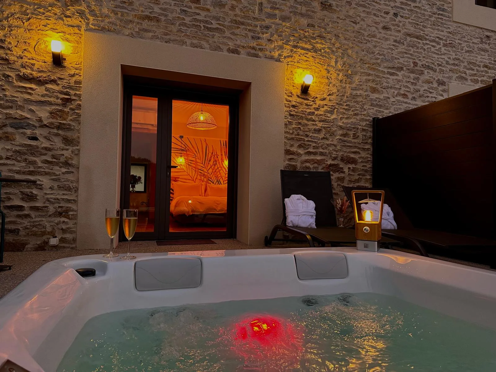 Jacuzzi nuit champagne peignoirs